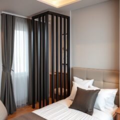 Parawan przy łóżku w kawalerce: jak wygodnie i estetycznie wydzielić strefę sypialnianą